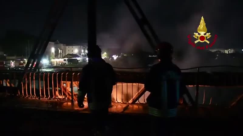 Roma Ponte Di Ferro Brucia Sul Tevere Il Video Dell Incendio News Prima