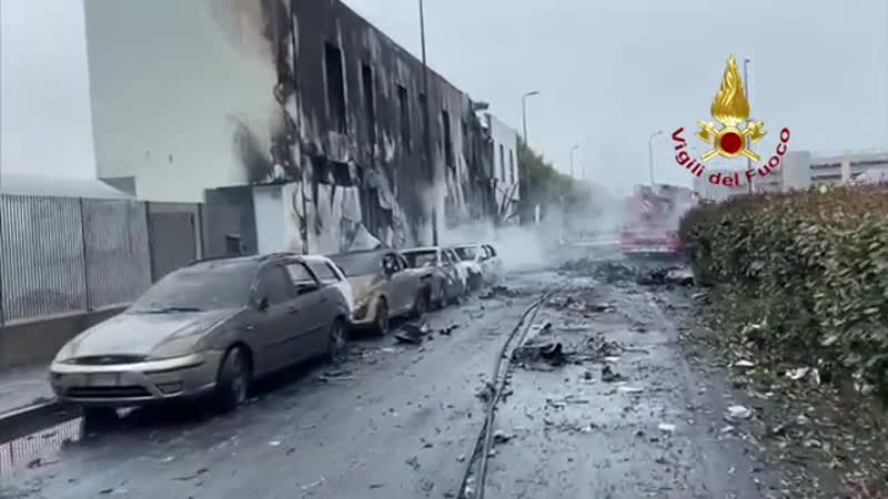 Aereo Ultraleggero Si Schianta Contro Un Palazzo A Milano Otto Persone Morte C E Anche Un Bambino News Prima