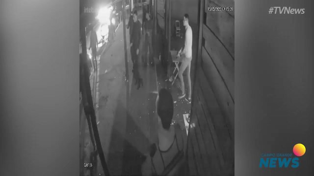 Filho de secretária chegou apontando arma para pessoas em bar