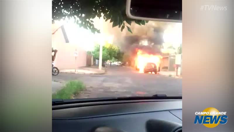 Carro estacionado pega fogo e assusta moradores do Caiçara