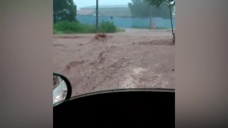 Enxurrada derruba motociclista no Nova Lima