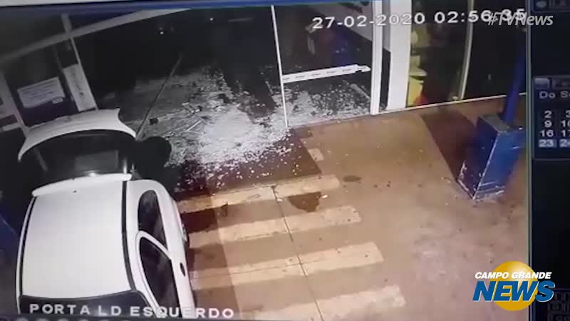 Bandidos quebram vidraça e levam cofre de mercado