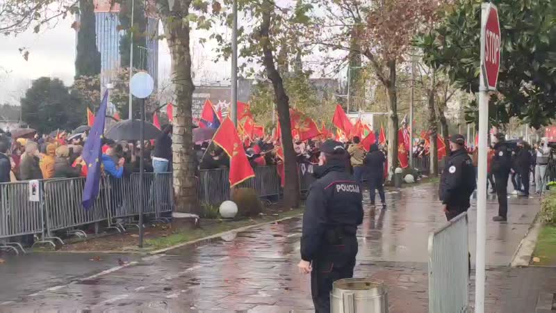 Popović pozdravio demonstrante ispred Skupštine