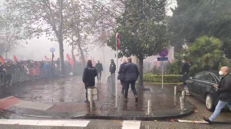 Poslanici DPS-a pozdravili okupljenje ispred parlamenta