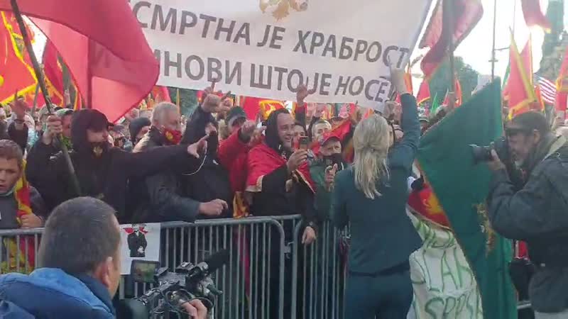Vuksanović Stanković sa građanima ispred parlamenta