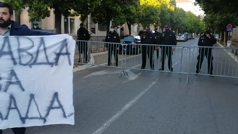 Okupljanje ispred Vlade