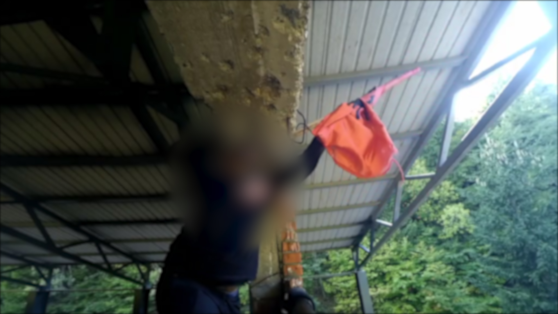 EKSKLUZIVNO: Srpski sveštenik skida albansku zastavu sa Košara