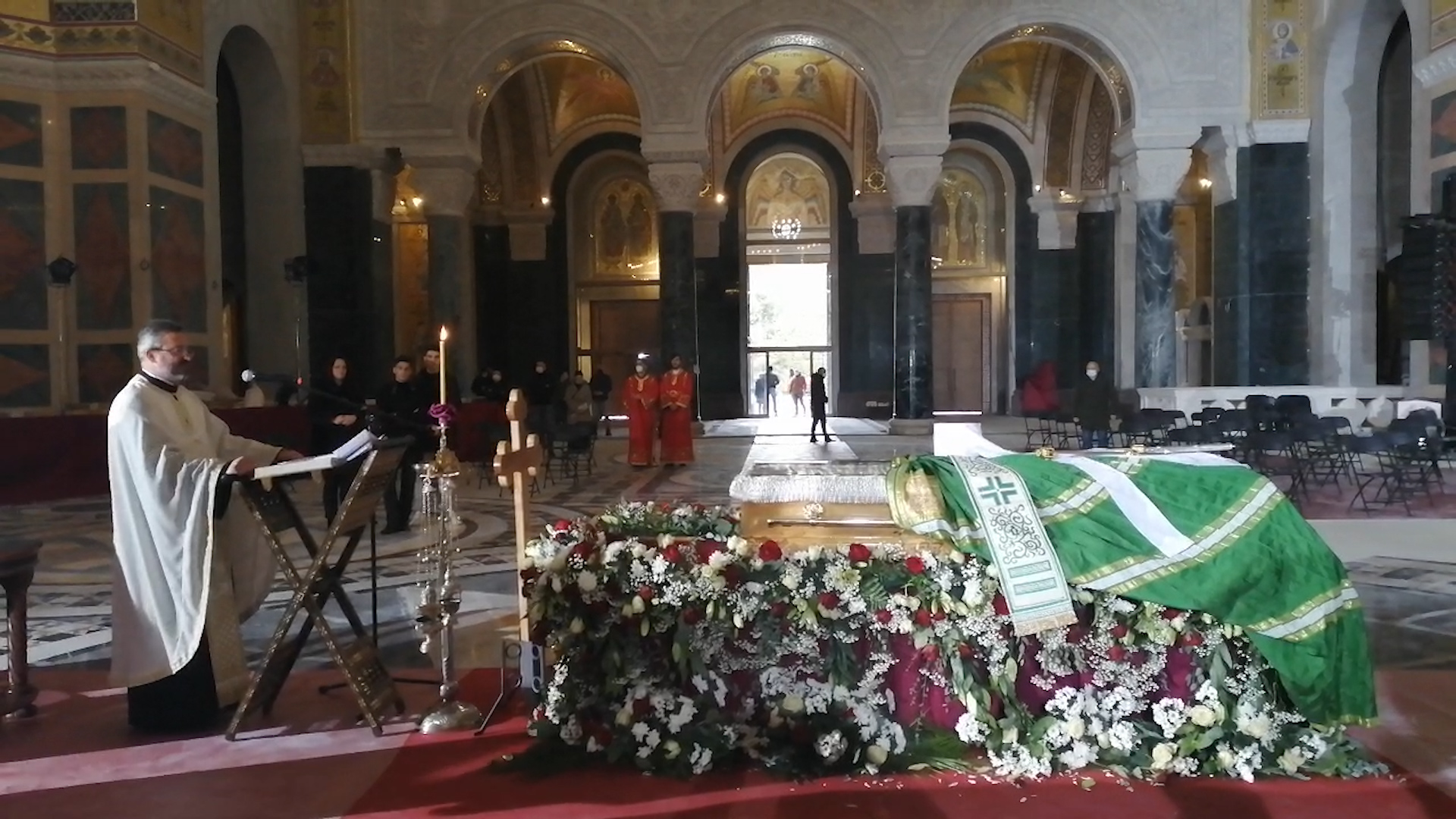 Kovčeg patrijarha položen na postament od cveća! Vernici plaču nad telom preminulog patrijarha