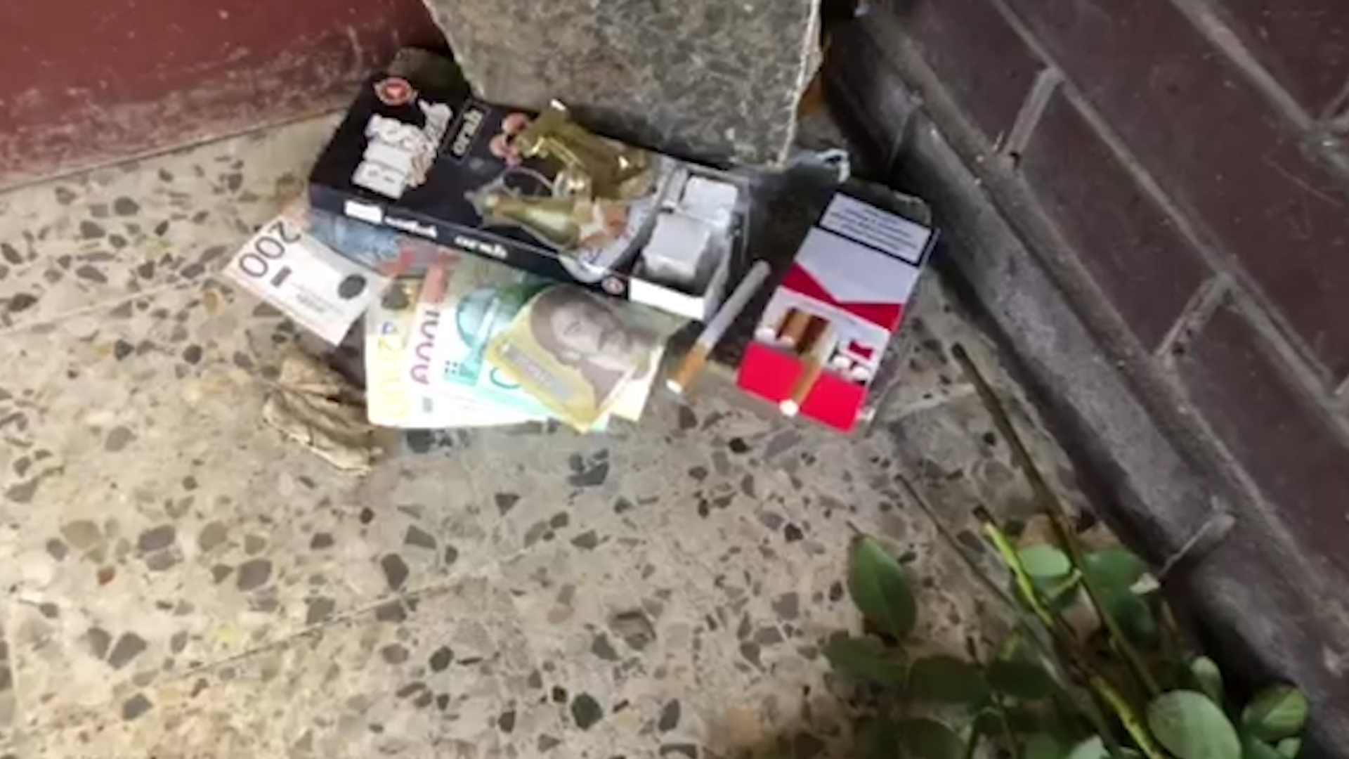 POTRESNA SCENA NA ULAZU ZGRADE: Pogledajte šta su Džeju ostavili ispred vrata