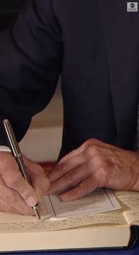 Biden Uses Cue Cards to Write Condolence Note