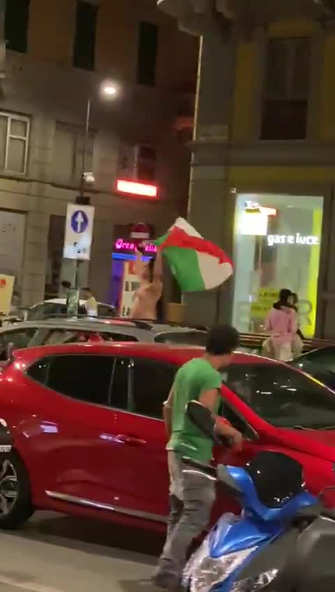 Navijačica pokazala grudi nakon pobjede Italije