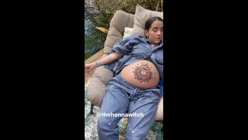 Evaluna se tatúa el vientre