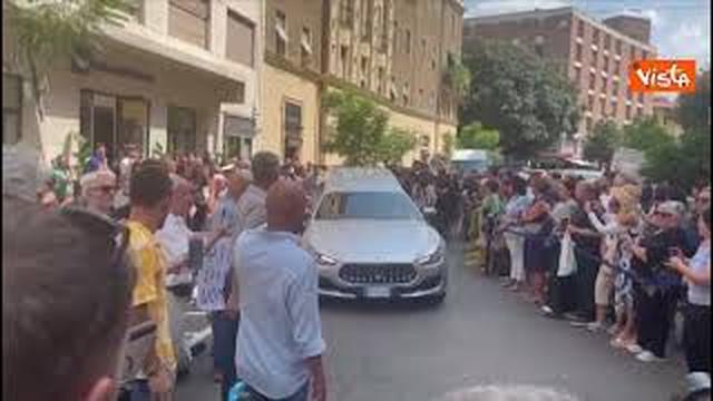 "Grandioso Pippo", l'omaggio per Baudo con un cartello fuori dalla camera ardente