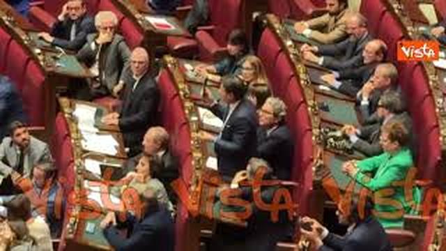 Conte in Aula regala alla premier libro M5s con dedica "Governo Meloni 3 anni di tasse"
