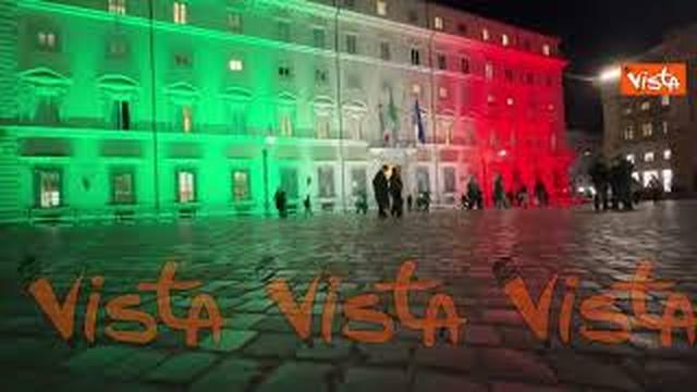 4 Novembre, Palazzo Chigi illuminato con il tricolore per la Festa delle Forze Armate