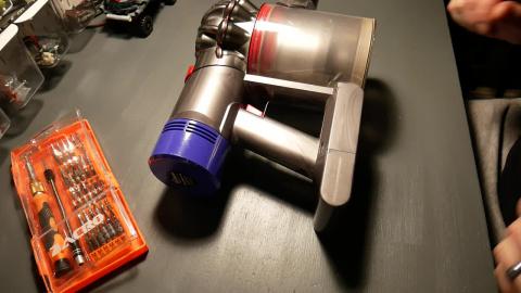 changing battery on dyson v8